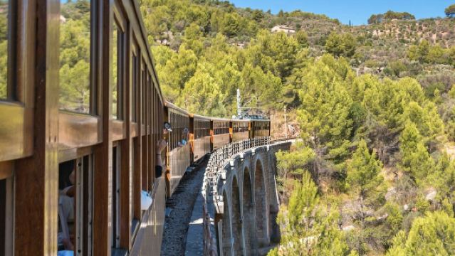 Recorrido por la isla de Mallorca: autobús, tren, tranvía y barco