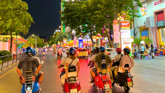 Degustaciones gastronómicas nocturnas en Saigón y tour guiado en Vespa con cerveza artesanal local - Opción de tour compartido