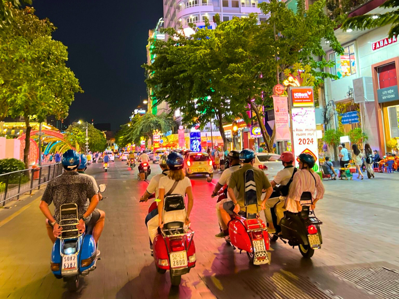 Abendliche Verkostungstour durch Saigon mit lokalen Spezialitäten und Craft Beer inklusive Vespa-Fahrt – Option für Gruppentour