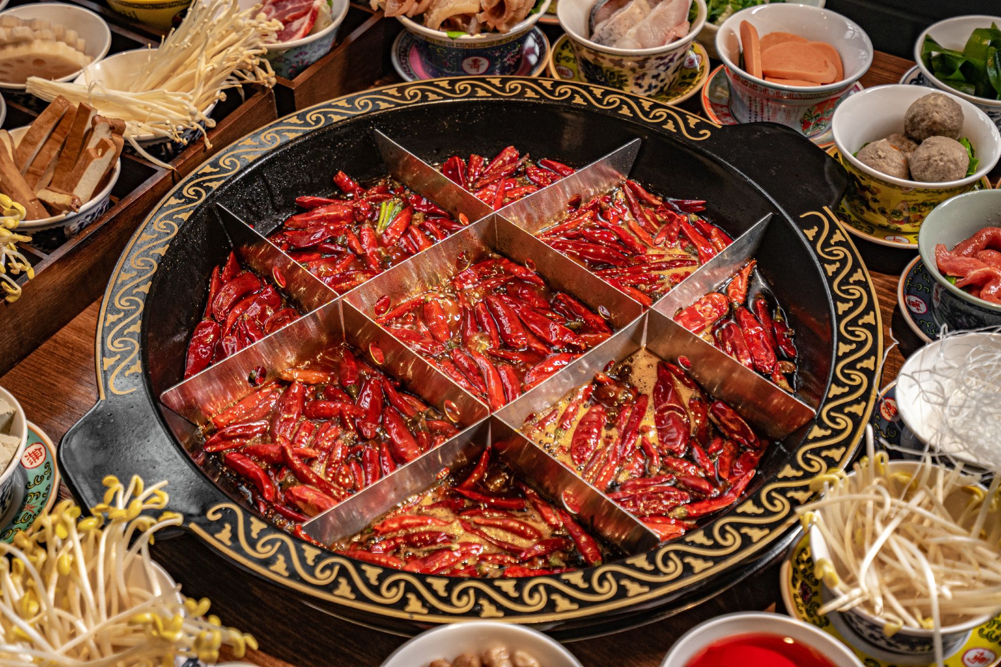 [Kulinarisches Wahrzeichen im Stil der Republik China in Chongqing] All-you-can-eat-Hotpot Chongqing 1941 + gelegentliche Qipao-Tanzshows [Spezial-Hotpot + vielfältige Gerichte + Ambiente im Stil der Republik China]