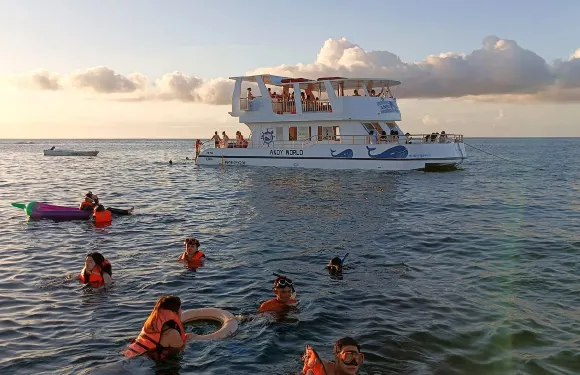 在長灘島安迪世界遊艇上舉辦的終極派對郵輪