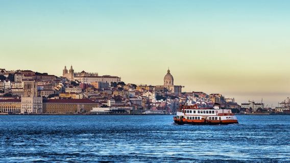 Du thuyền trên sông Lisbon kéo dài 2 giờ