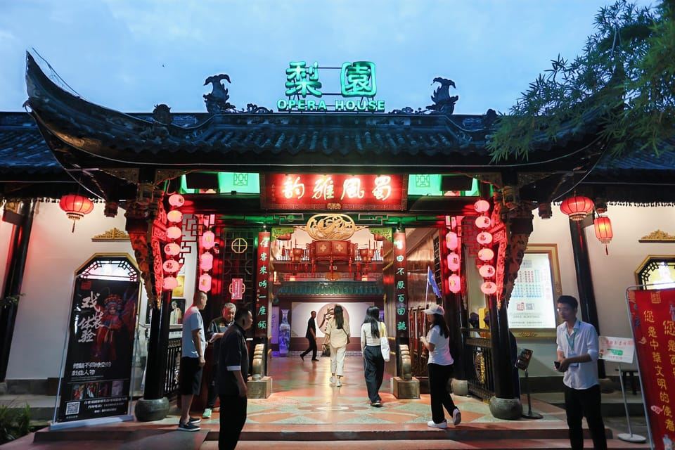 เฉิงตู: การแสดงเปลี่ยนหน้ากากงิ้วเสฉวนและกายกรรม