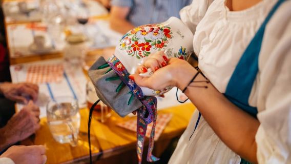 ปราก: รับประทานอาหารค่ำพร้อมชมการแสดงพื้นบ้านและบาร์เปิด