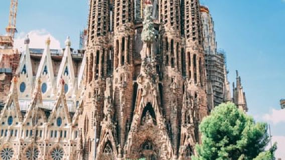 Barcelona: Sagrada Família Exterior Tour & Secret Tasting