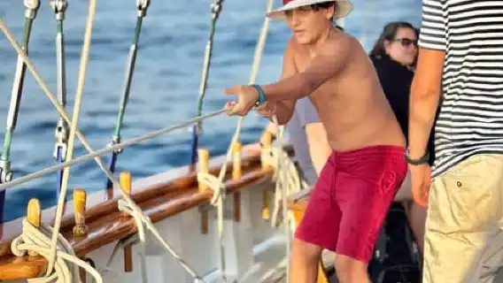 Marseille: Day sailing in the heart of the Calanques with organic lunch and wine