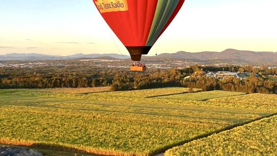 Halbtägige Heißluftballon-Tour zur Sonnenaufgangsverfolgung an der Gold Coast in Australien [optional GB/Hot Air|Optionaler Selbstfahrer-/Transfer-Service