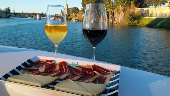 Seville: Boat Cruise with Drink and Appetizer