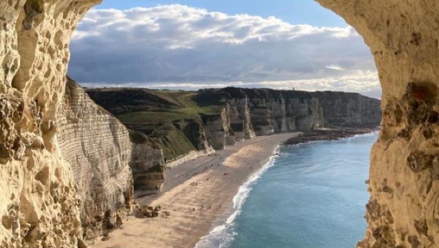Paris - Falaises d'Etretat + Giverny + Normandy cliffs - 1-day tour with private charter in Chinese