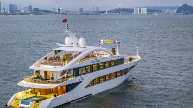 From Ha Long City: Premium 7-Hour Ha Long Bay Day Cruise with Pickup