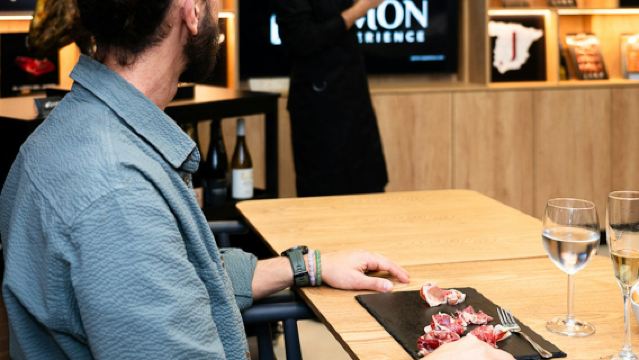 Barcelona: Geführte Premium-Schinken- und Weinverkostung