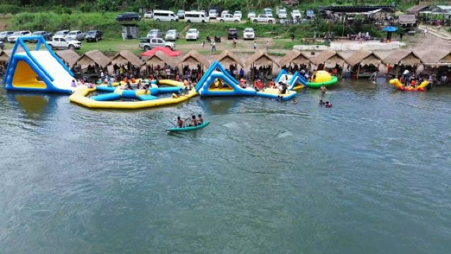 Restaurante del parque acuático característico en el muelle de las Cataratas Blancas de Luang Prabang