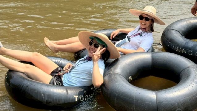 ทัวร์ 1 วันเชียงใหม่ อุทยานแห่งชาติน้ำตกบัวตอง-น้ำพุเจ็ดสี + ล่องแก่งแม่แตงด้วยยางรถยนต์ + สัมผัสใกล้ชิดช้าง [รวมบริการรับส่ง]