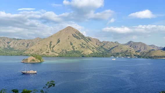 Komodo yachtgrupp för solnedgång (Menjerite + Kelor Island + Kalong)