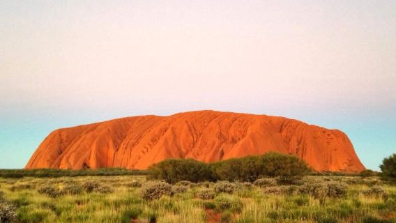 Półdniowa wycieczka z obserwacją zachodu słońca w Uluru-Kata Tjuta na Terytorium Północnym [wędrówka po ścieżce podstawowej + sadzawka | grupa anglojęzyczna]