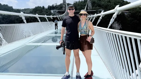 Tour privado al Puente de Cristal del Gran Cañón de Zhangjiajie + Montaña Avatar del Parque Forestal con guía en inglés/ruso/japonés