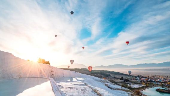 Excursion à la journée pour une expérience de vol en montgolfière au lever du soleil à Pamukkale