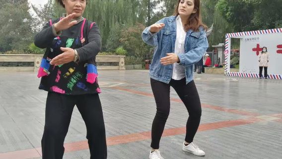 Trải nghiệm nhịp sống chậm buổi sáng Thành Đô: tập Thái Cực, ngắm thư pháp, thưởng thức trà Cái Oản, cảm nhận vẻ đẹp thanh nhàn của Thành Đô xưa