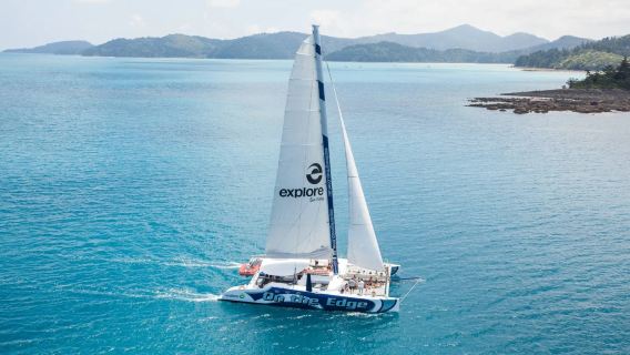 Khám phá Đảo Hamilton ở Úc - Thuyền buồm catamaran ngắm hoàng hôn với rượu champagne trên biển Whitsundays