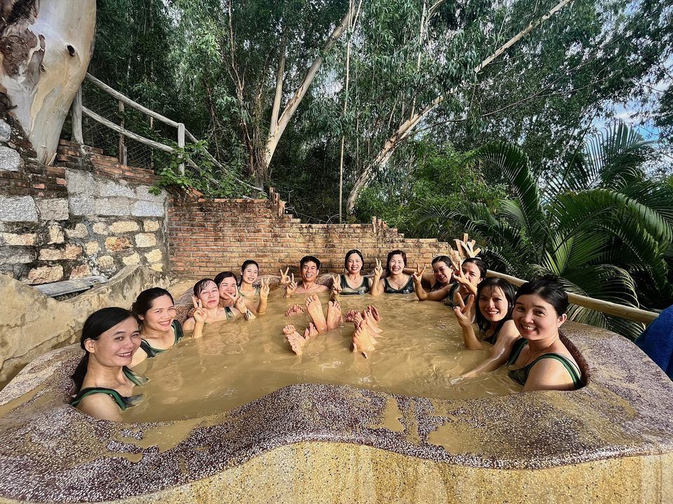 Esperienza di fangoterapia alle terme di Thap Ba a Nha Trang, Vietnam