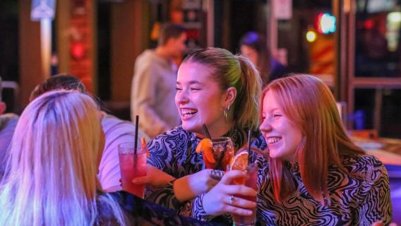 Budapest: Lawatan Bar Night Walking dengan Minuman Tempatan