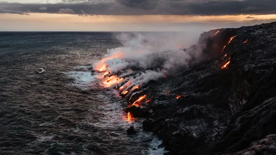Tour di un giorno al Parco nazionale Vulcani dell'Isola Grande delle Hawaii con spiaggia di sabbia nera | Partenza giornaliera con trasferimento da Kailua-Kona, gruppo in inglese