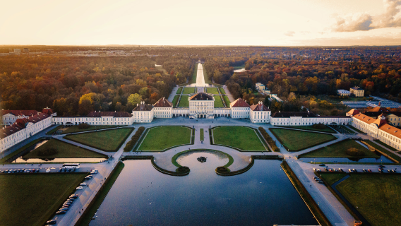 Marienplatz + Nymphenburg Palace + Hofbräuhaus + Bell Tower + Mary's Column 1-day tour