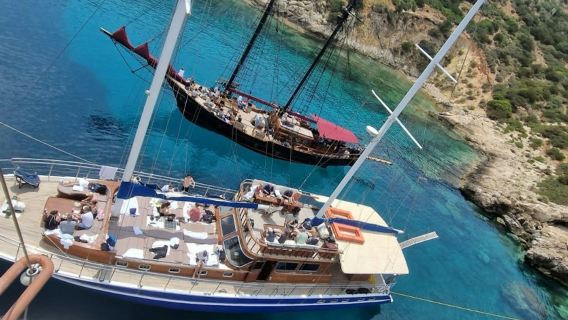 アテネリビエラ：夕日クルーズ5時間（ディナー・ドリンク付き＆スイムストップ）