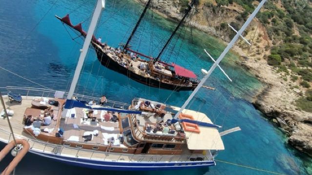 Athene Riviera: 5-uur durende zonsondergangscruise met diner, drankjes en zwemstop