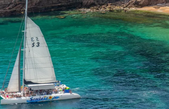 布拉瓦海岸：雙體船之旅 + 燒烤午餐