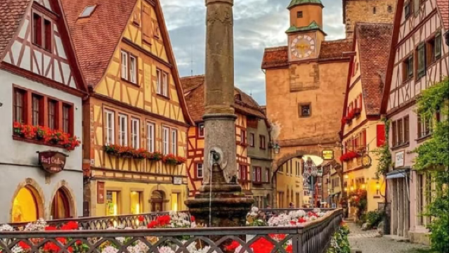 Märchenhafte Zeitreise: Handgefertigte mittelalterliche Schätze, Panoramablick über rote Dächer und nächtliche Stadtmauerwanderung