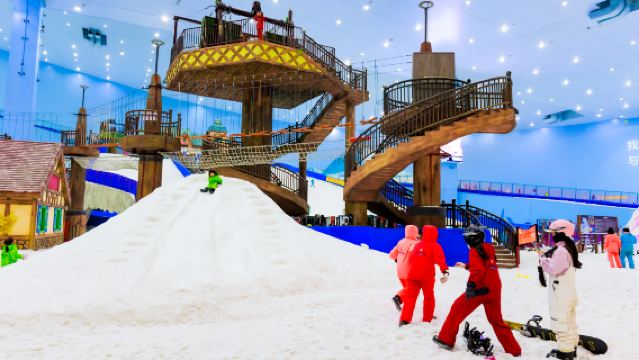 (Bèla Bèla Western Restaurant) Double Breakfast Buffet + Unlimited Beginner Ski Pass for Two + R&F Paradise + 1 Premium Room Voucher at R&F Swissôtel