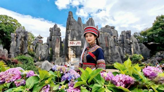 Private travel services for Kunming Stone Forest Scenic Area and Jiuxiang Scenic Area in Yunnan, China.