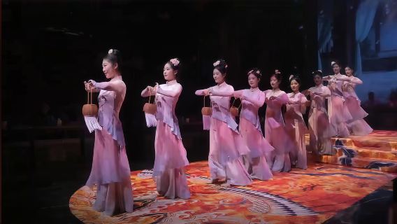 งานเลี้ยงหลวงหวงตูเซียะเหมิน: การแต่งตัวชุดโบราณ, โชว์อาหารเย็น 360° และอาหารหมิ่น