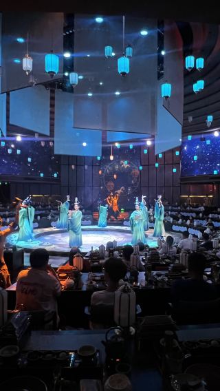 ลั่วหยางเหยียนเล่อ | เปลี่ยนลุคชุดโบราณ, การแสดงโฮโลแกรม 360° และงานเลี้ยงหลวงเหอหลัว