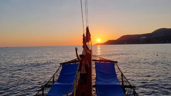 Alanya: Sunset Boat Tour with Music, Foam Party & Dinner