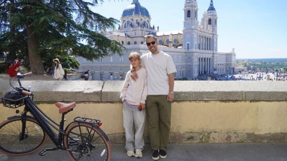 Explore Madrid by bike taking photos with Benja