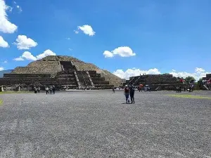 Private Tour Pyramids of Teotihuacán and Guadalupe Basilica up to 4 people