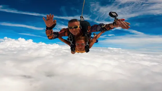 陽江旅拍【廣東陽江天時愛飛4千米高空跳傘+USPA職業教練+多種攝像方式任選】
