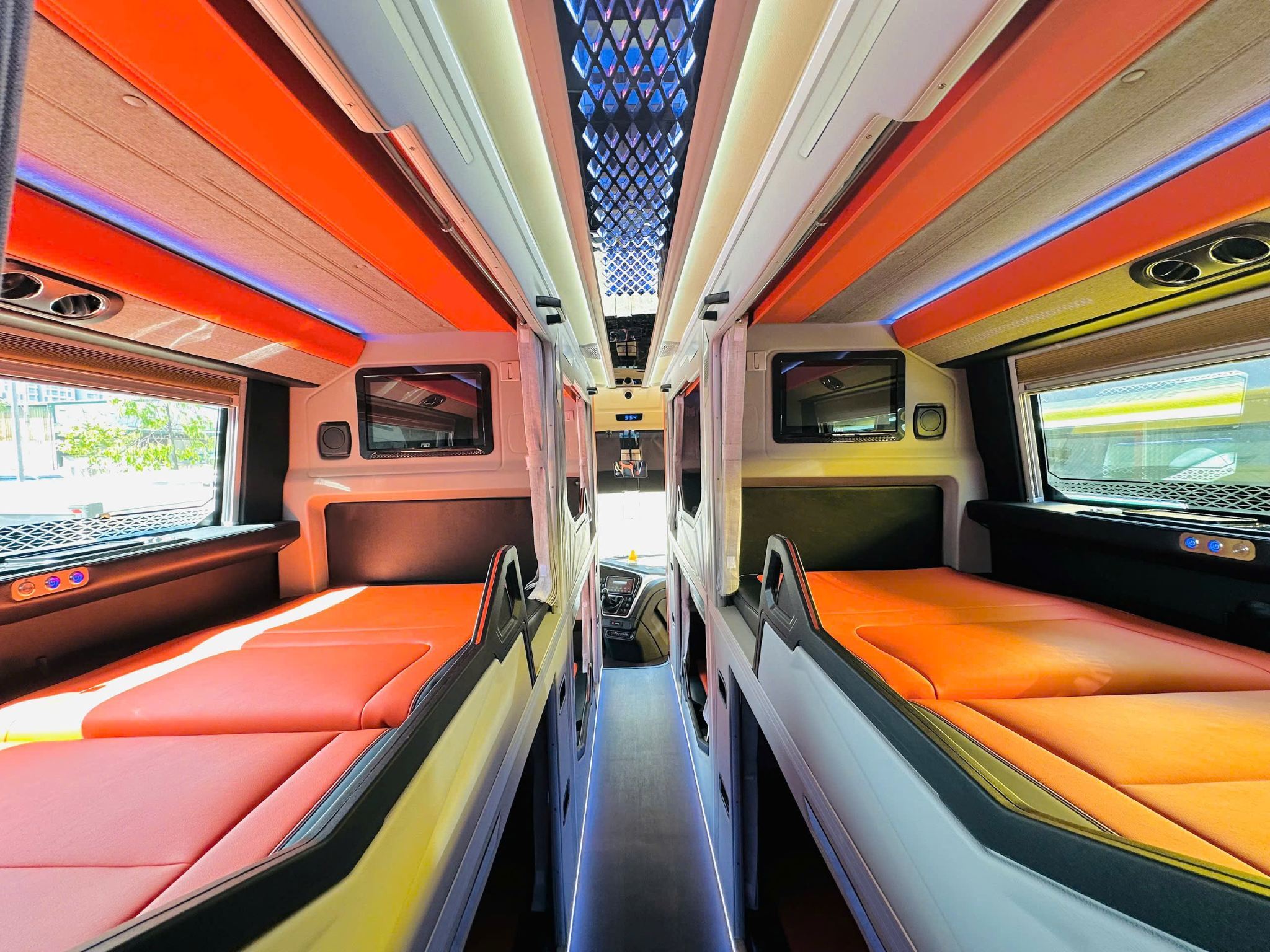 VIP Cabin Bus One Way/ Round Way From Ho Chi Minh to Nha Trang And Vice Versa