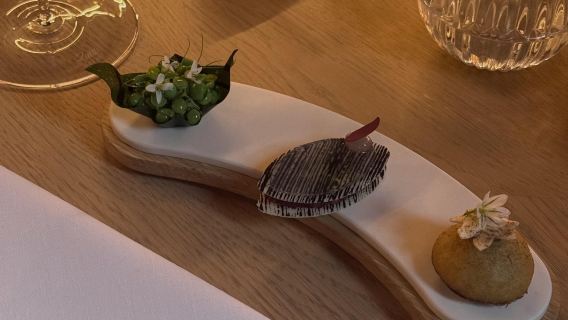 Tempahan tempat duduk restoran terkenal Helene Darroze di London, UK