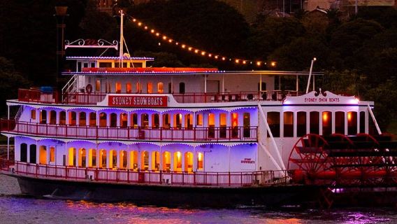 Espectáculo de cabaret estilo Broadway de 3 horas en Sydney Showboat + crucero con cena de 3 platos