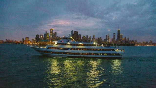 City Cruises Chicago: Crociera con Cena e Fuochi d'Artificio sul Lago Michigan