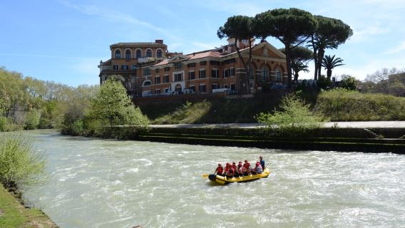 Rome: navigation of the Tiber in the heart of the historic center