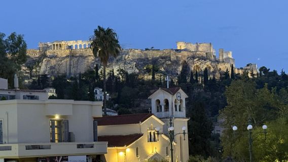 servicio de reservas en el restaurante de moda Makris Athens en Atenas, Grecia