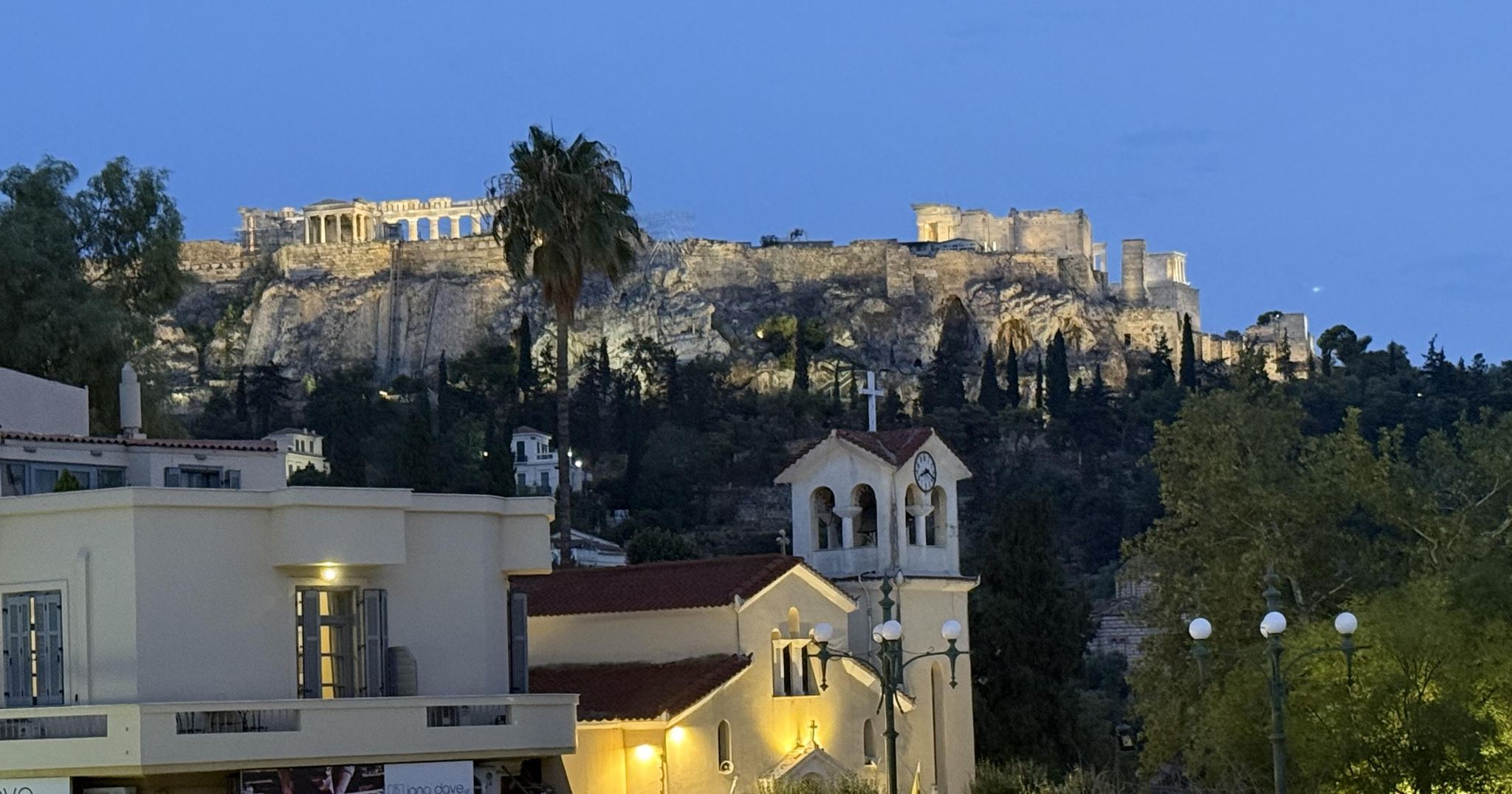 servicio de reservas en el restaurante de moda Makris Athens en Atenas, Grecia