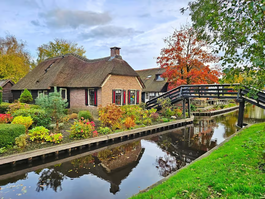 1-day tour from Amsterdam, Netherlands to Giethoorn and Windmill Village with Giethoorn cruise