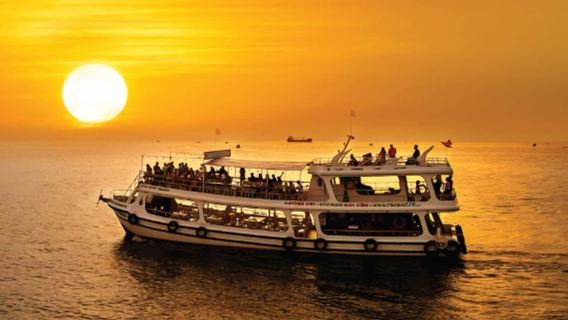 Tour al tramonto e pesca notturna ai calamari a Phu Quoc Island in Vietnam con nave grande, cena inclusa e trasferimento dall'hotel