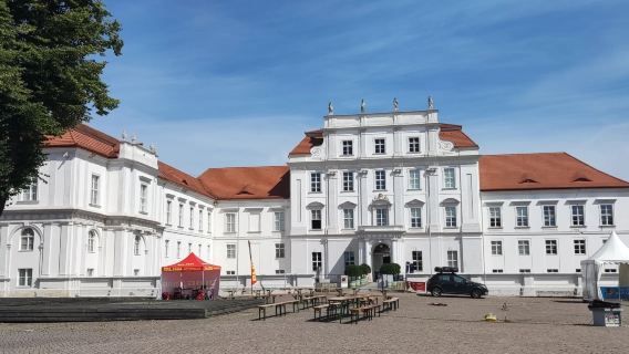 德國柏林來回奧拉寧堡宮-奧拉寧堡老城--萊尼茨湖-包車-精選