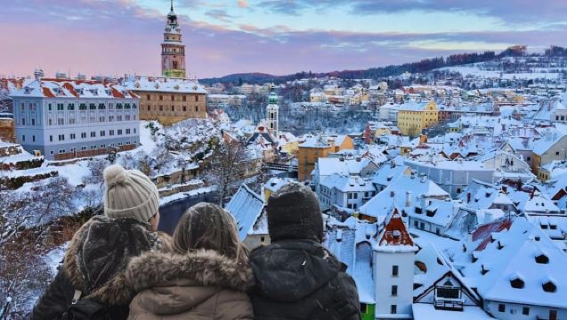 Czech Xmas: Castle, Wine, Bear Nativity & Festive Dinner